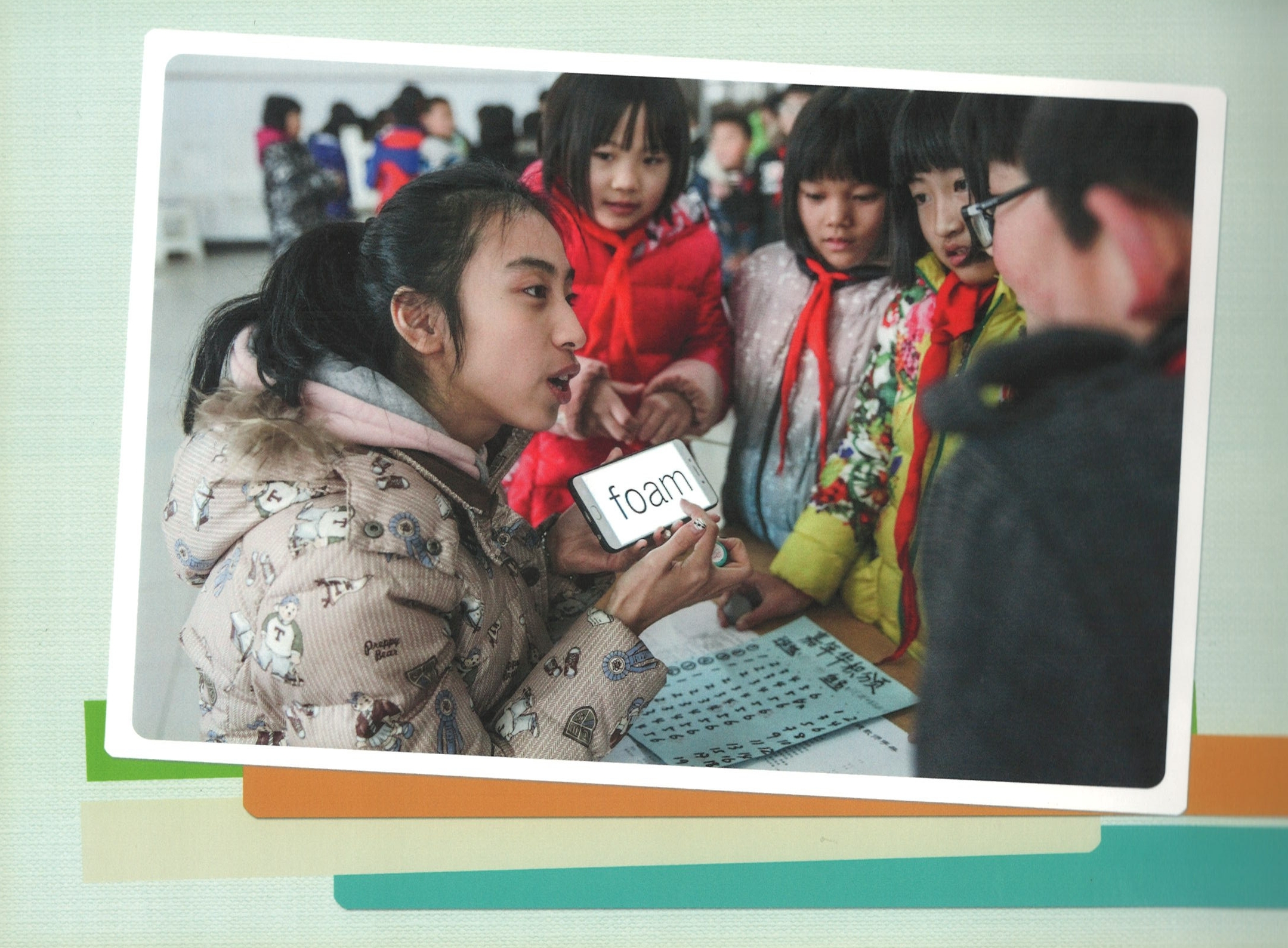 志愿者与孩子击掌鼓励